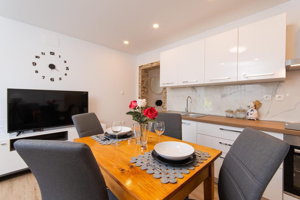 TV and multimedia, Kitchen or kitchenette, Living room, Dining area