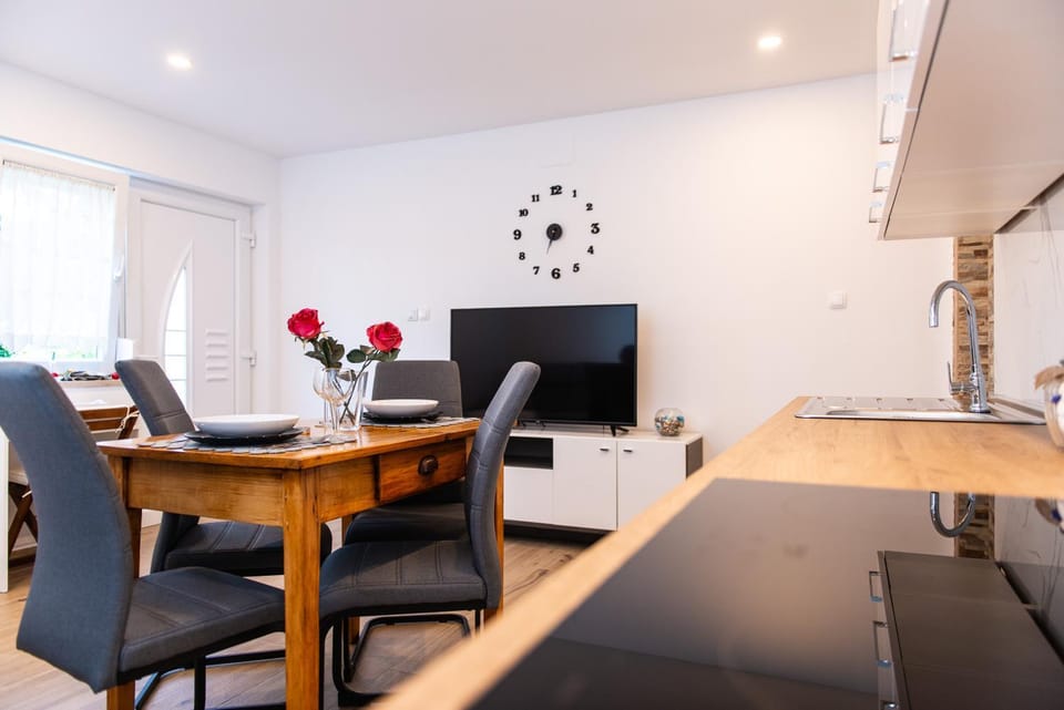 Communal lounge/ TV room, TV and multimedia, Living room, Dining area, Evening entertainment