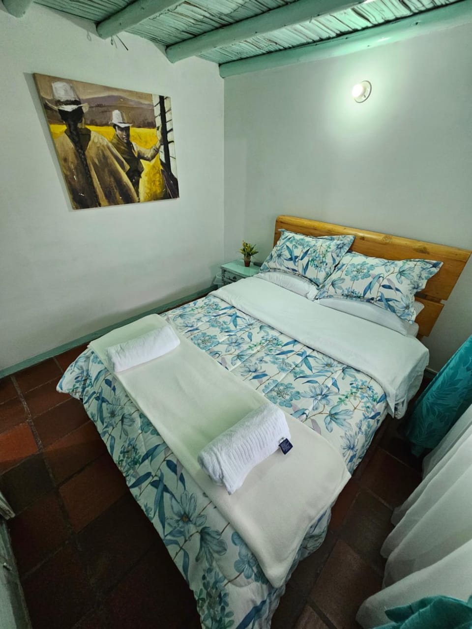 Bed, towels