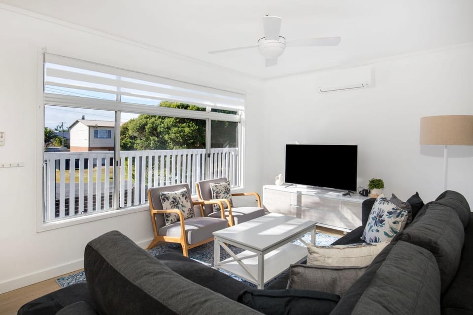 Beachway Pet Friendly 2 Mins Walk to Beach House in Berrara
