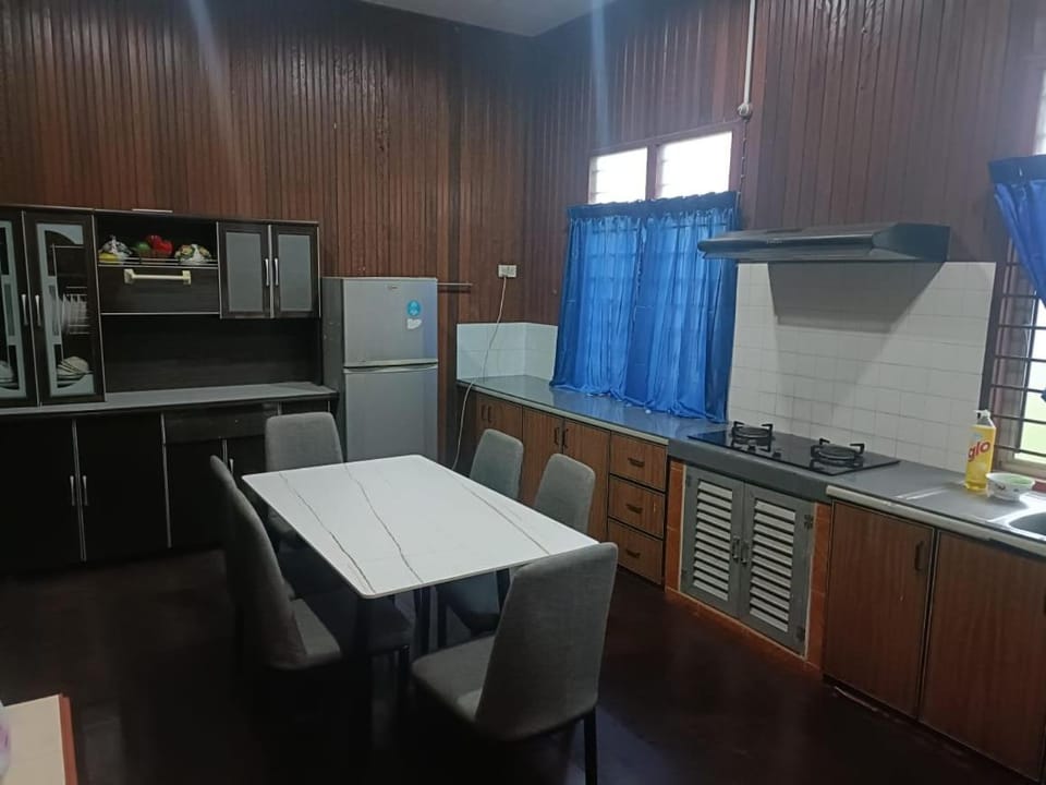 Kitchen or kitchenette, Dining area, dishwasher, stove