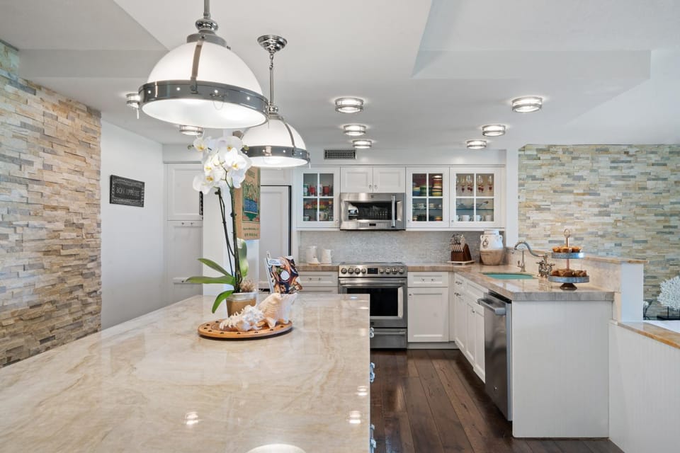 Kitchen or kitchenette, Kitchen or kitchenette, Lounge or bar, Dining area, dishwasher, minibar, oven, stove