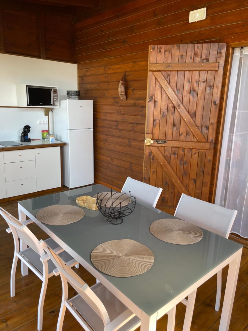 Kitchen or kitchenette, Dining area, minibar