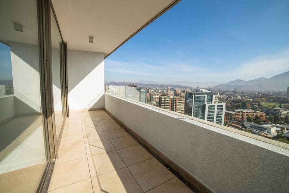 Las Condes, al lado de Marriott y Parque Arauco, ideal para Trabajo, Salud y Vacaciones Apartment in Las Condes