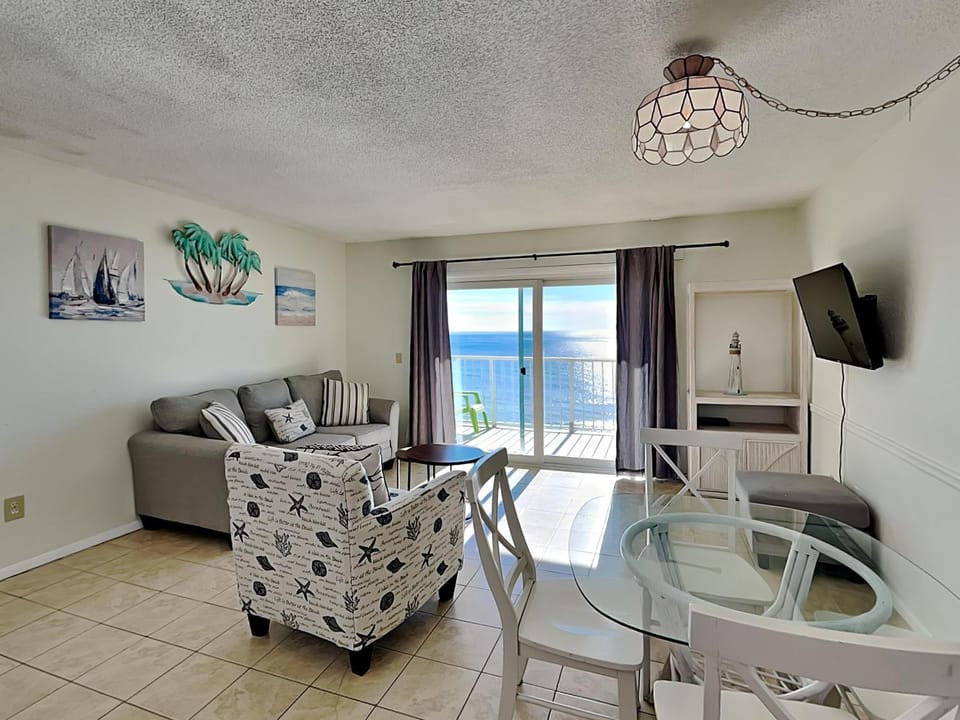 TV and multimedia, Balcony/Terrace, Living room, Seating area, Dining area, Sea view, furniture