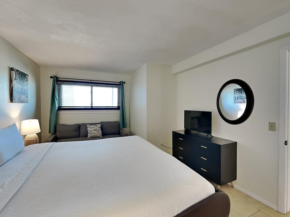 Bed, TV and multimedia, Seating area, Bedroom, furniture