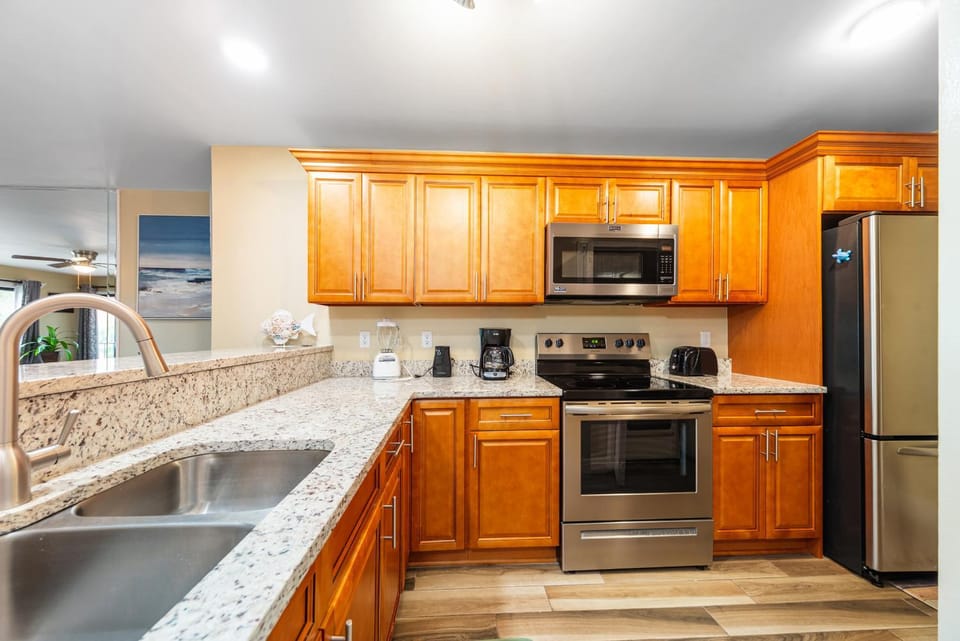 Coffee/tea facilities, Kitchen or kitchenette, microwave, oven, stove, kitchen