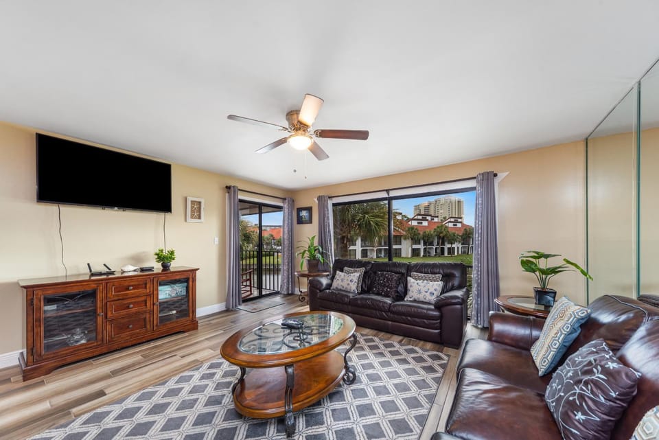 TV and multimedia, Balcony/Terrace, Living room, Seating area, furniture