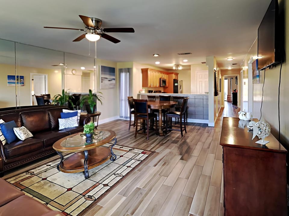TV and multimedia, Kitchen or kitchenette, Living room, Seating area, Dining area, furniture