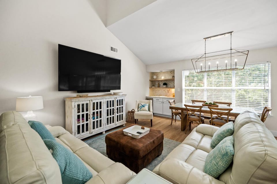 Communal lounge/ TV room, TV and multimedia, Living room, Seating area, Dining area