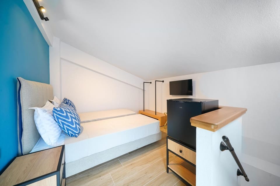 Bed, TV and multimedia, Photo of the whole room, Bedroom