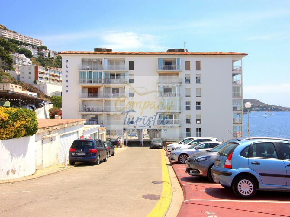 Apartamento con Vista al Mar y Piscina Comunitaria - ES-228-152 Apartment in Roses