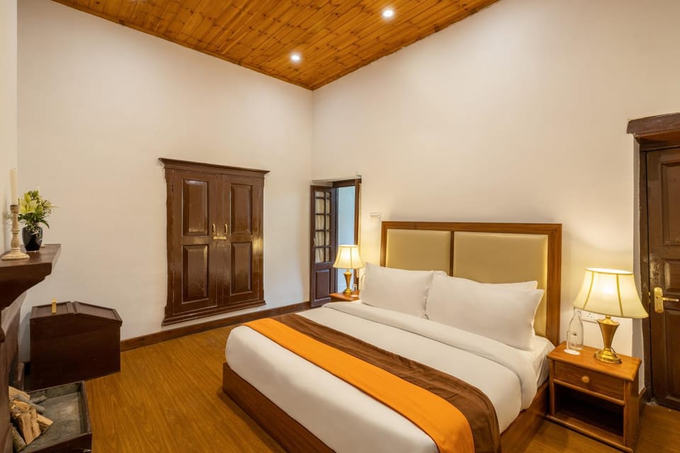 Photo of the whole room, Bedroom, wardrobe