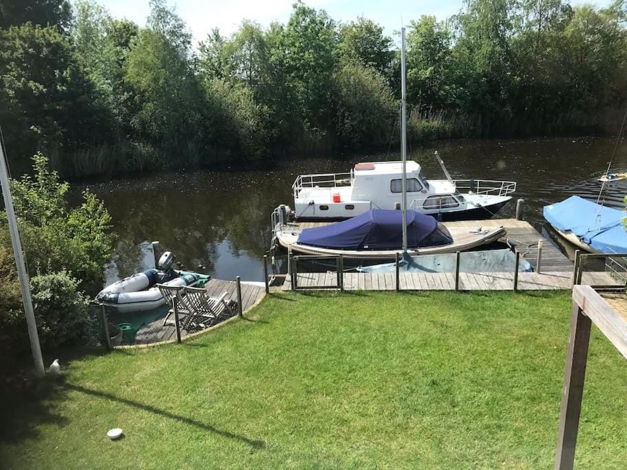 Villa aan water Sneekermeer Terherne met fietsen. Villa in Friesland, Netherlands