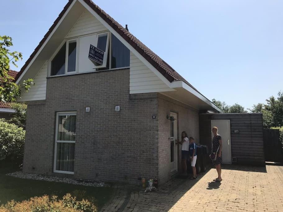 Villa aan water Sneekermeer Terherne met fietsen. Villa in Friesland, Netherlands