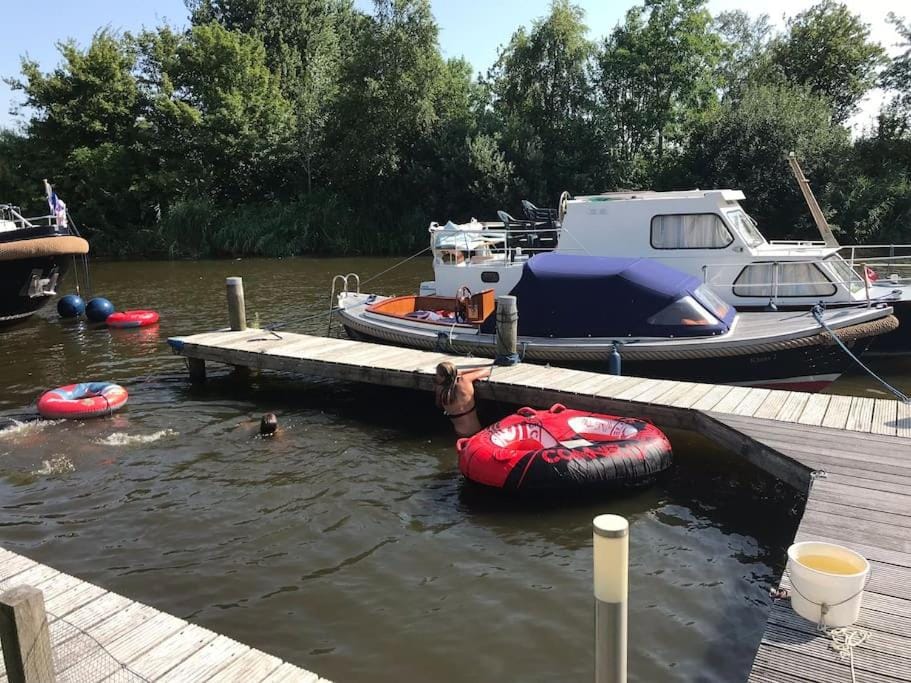 Villa aan water Sneekermeer Terherne met fietsen. Villa in Friesland, Netherlands