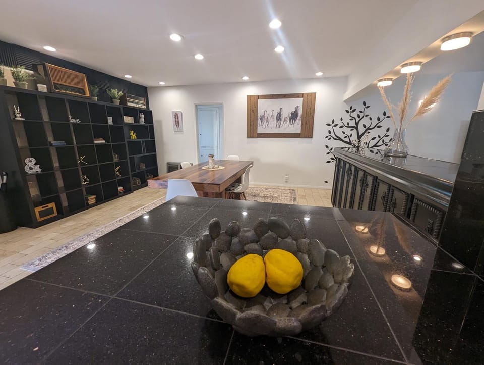 Stylish 4 Bedroom Home Near Venice Beach with Backyard BBQ Villa in Mar Vista