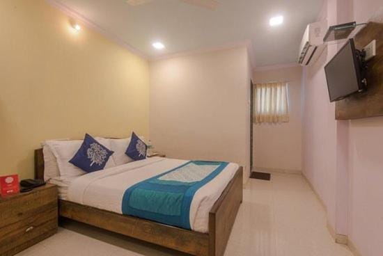 Communal lounge/ TV room, Bed, TV and multimedia, Photo of the whole room, Evening entertainment, Bedroom, towels, air conditioner