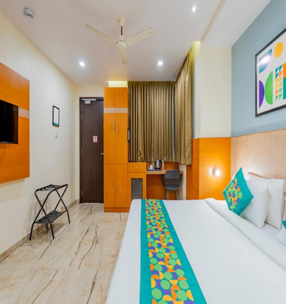 Communal lounge/ TV room, Bed, TV and multimedia, Living room, Photo of the whole room, Seating area, Evening entertainment, Bedroom, Family, hair dresser, VIP