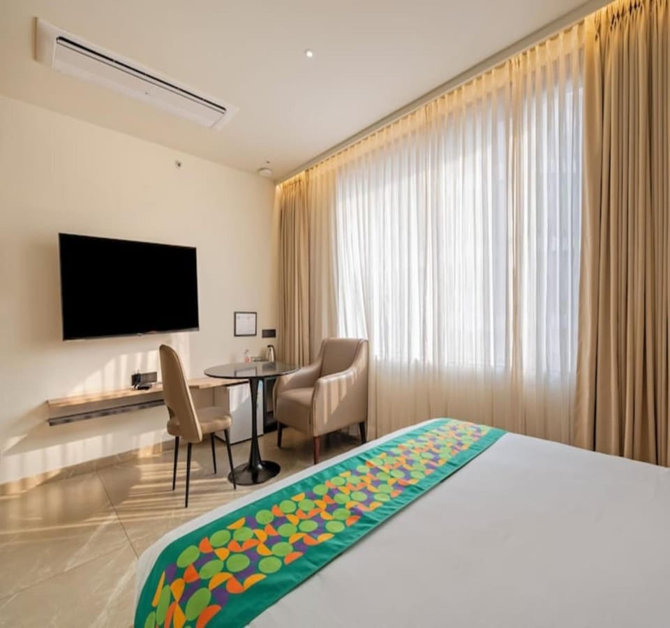 Communal lounge/ TV room, Bed, TV and multimedia, Living room, Photo of the whole room, Seating area, Evening entertainment, Bedroom, Guests, hair dresser, VIP, air conditioner