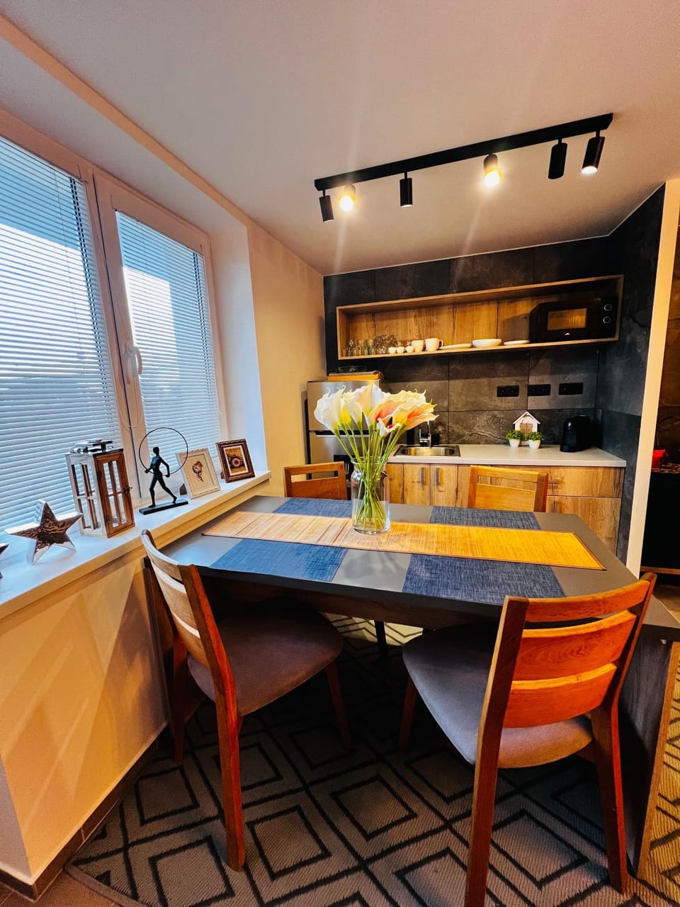 Kitchen or kitchenette, Living room, Seating area, Dining area