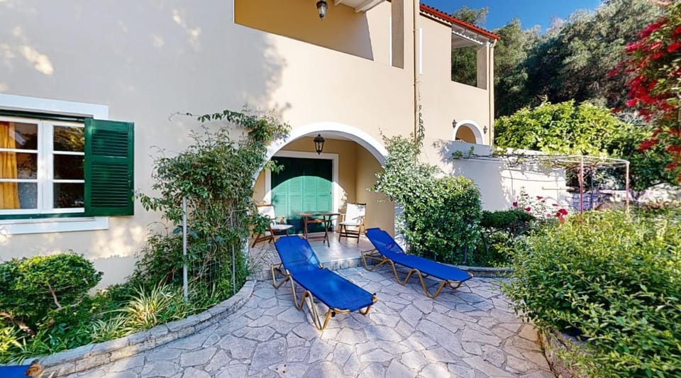 Day, Garden, Seating area, Garden view, Pool view, Swimming pool, sunbed