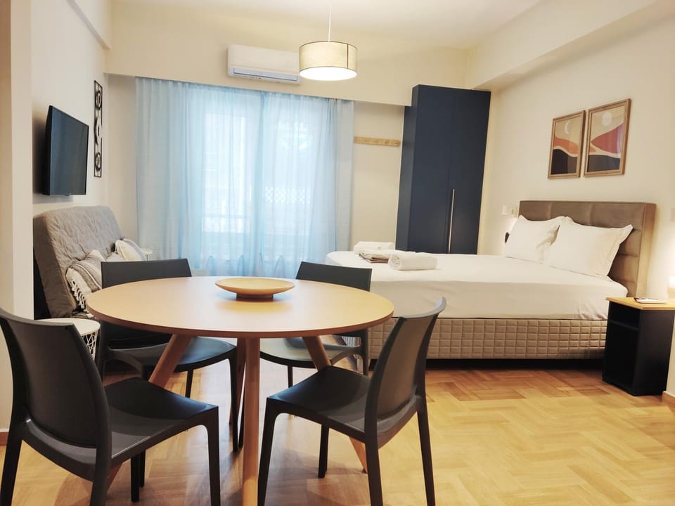 Bed, TV and multimedia, Living room, Photo of the whole room, Seating area, Dining area, Bedroom