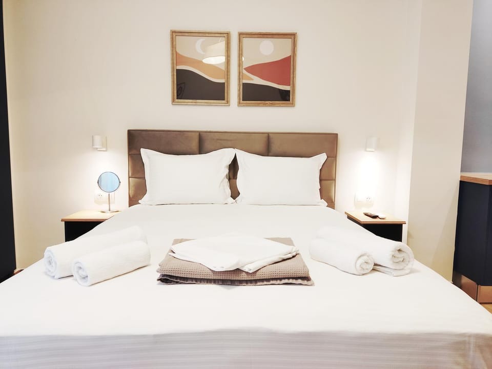 Bed, Photo of the whole room, Bedroom, towels