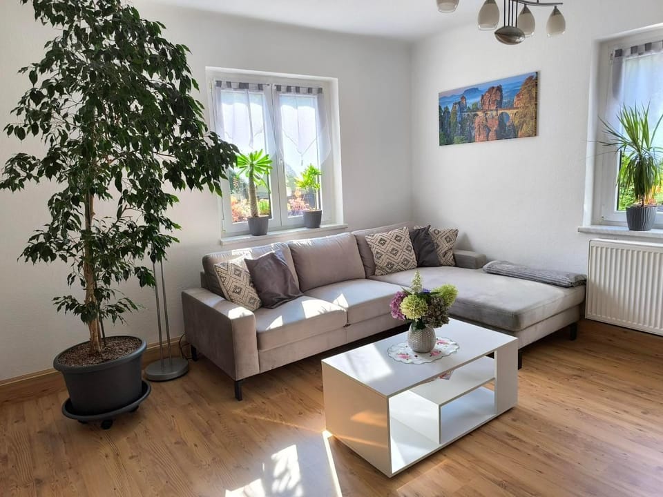 Communal lounge/ TV room, TV and multimedia, Living room, Photo of the whole room, Seating area, Evening entertainment, Entertainment, internet