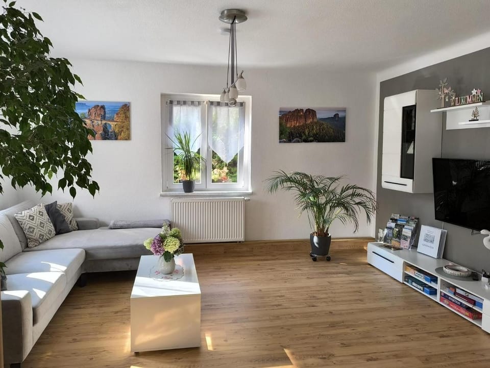 Communal lounge/ TV room, TV and multimedia, Living room, Photo of the whole room, Seating area, Evening entertainment, Entertainment, internet, internet, storage, storage