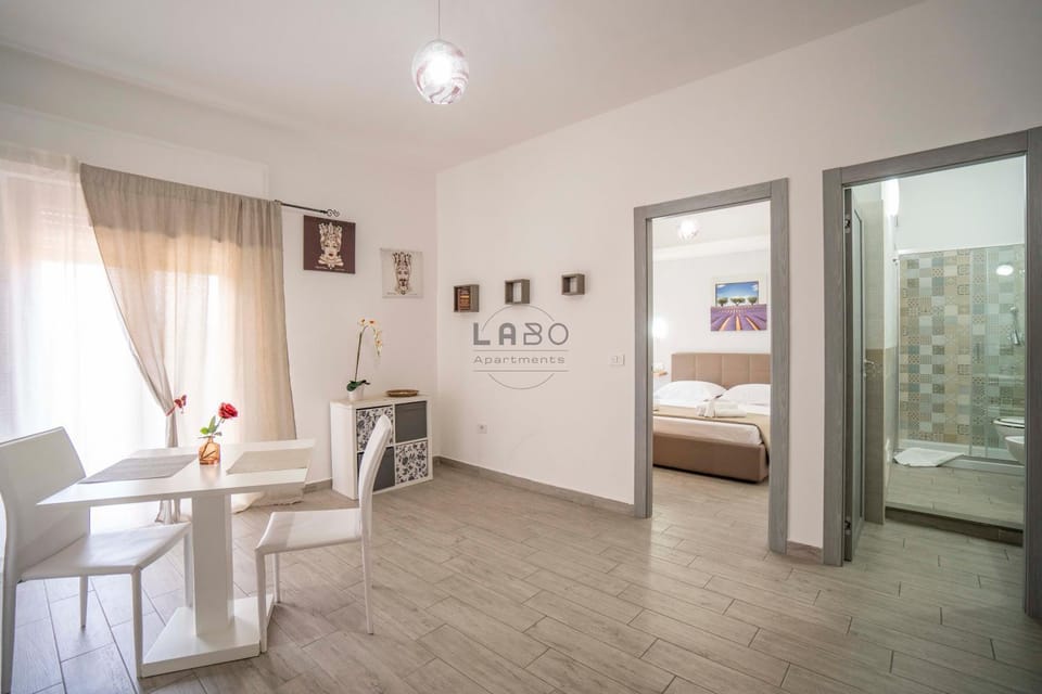Bed, Living room, Photo of the whole room, Dining area, Bedroom