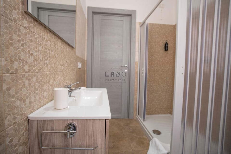 Shower, Bathroom, towels