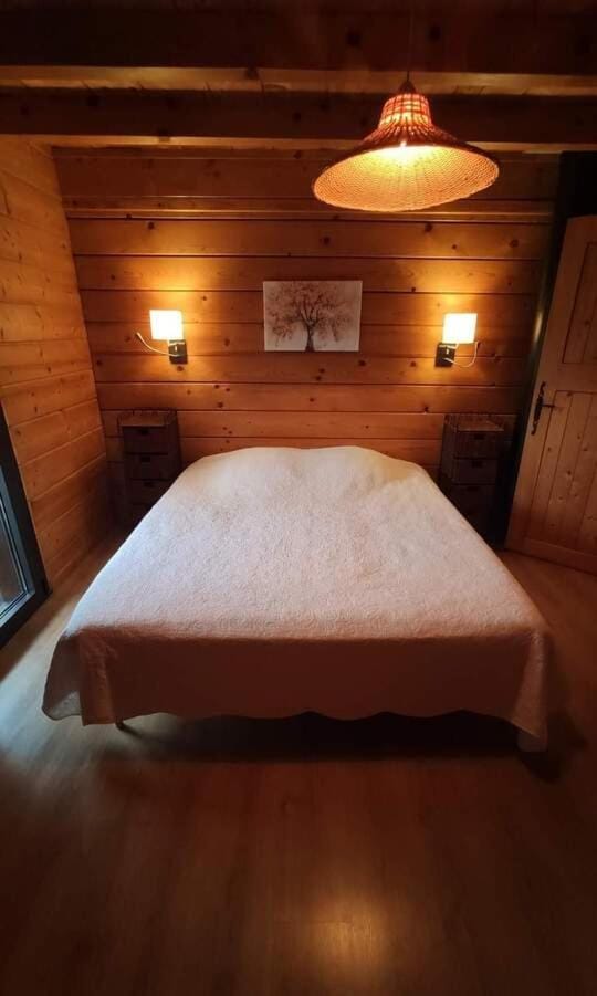 Chalet de Charme 100m² - Grand jardin - Gite les 4 saisons- Lac de chalain Chalet in Jura