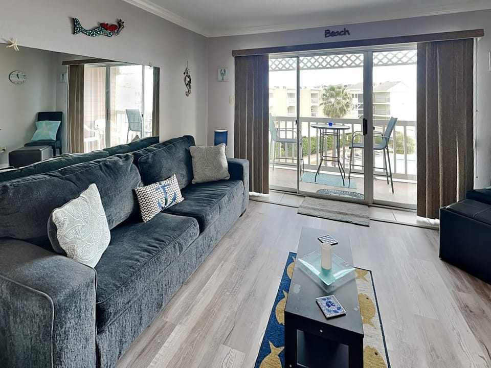Victorian 5302- Oceans Away Apartment in Galveston Island