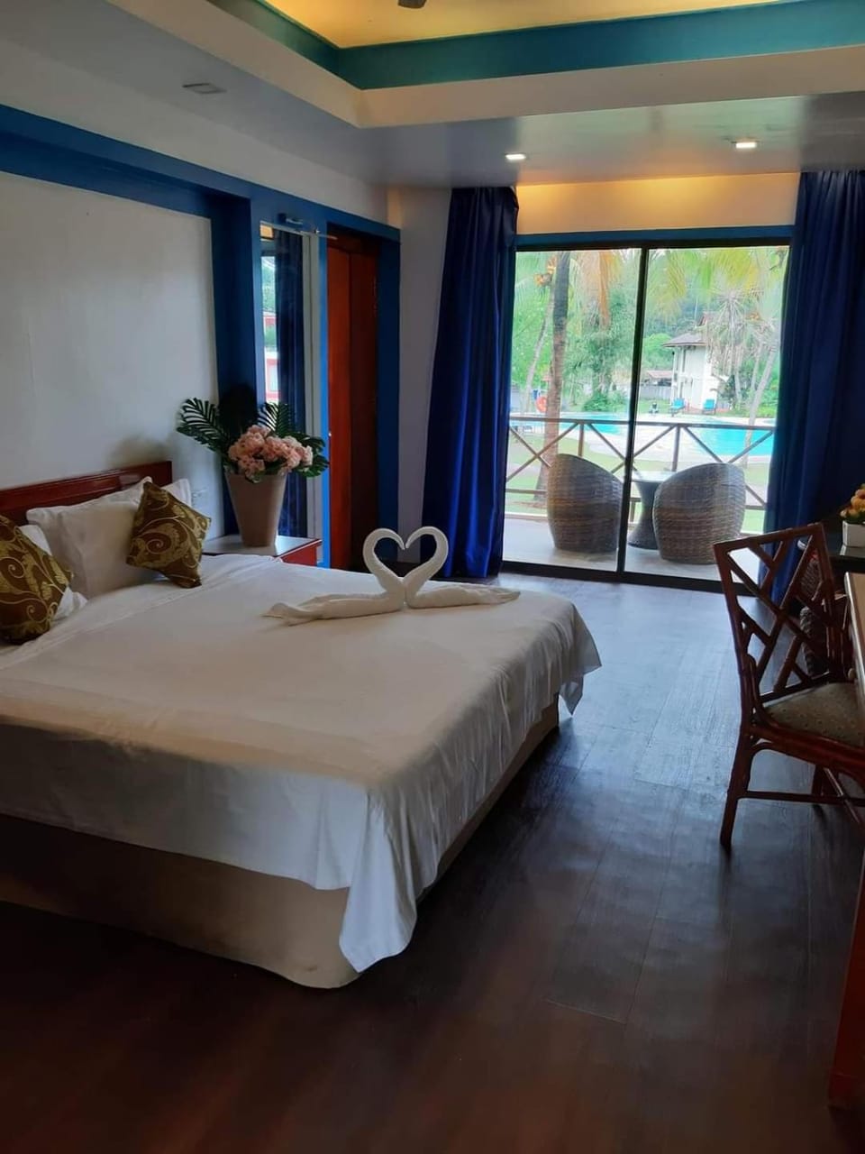 Bed, Photo of the whole room, Bedroom, Swimming pool