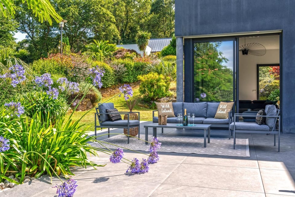 Property building, Garden, Lounge or bar, Garden view, sunbed