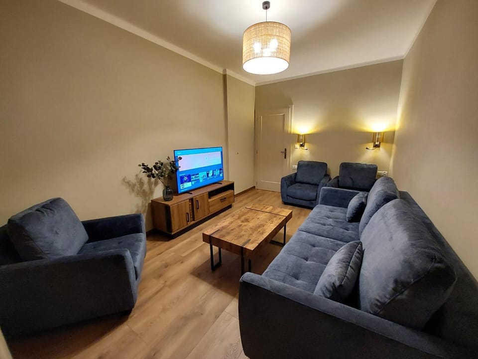 Communal lounge/ TV room, TV and multimedia, Living room, Seating area, Evening entertainment