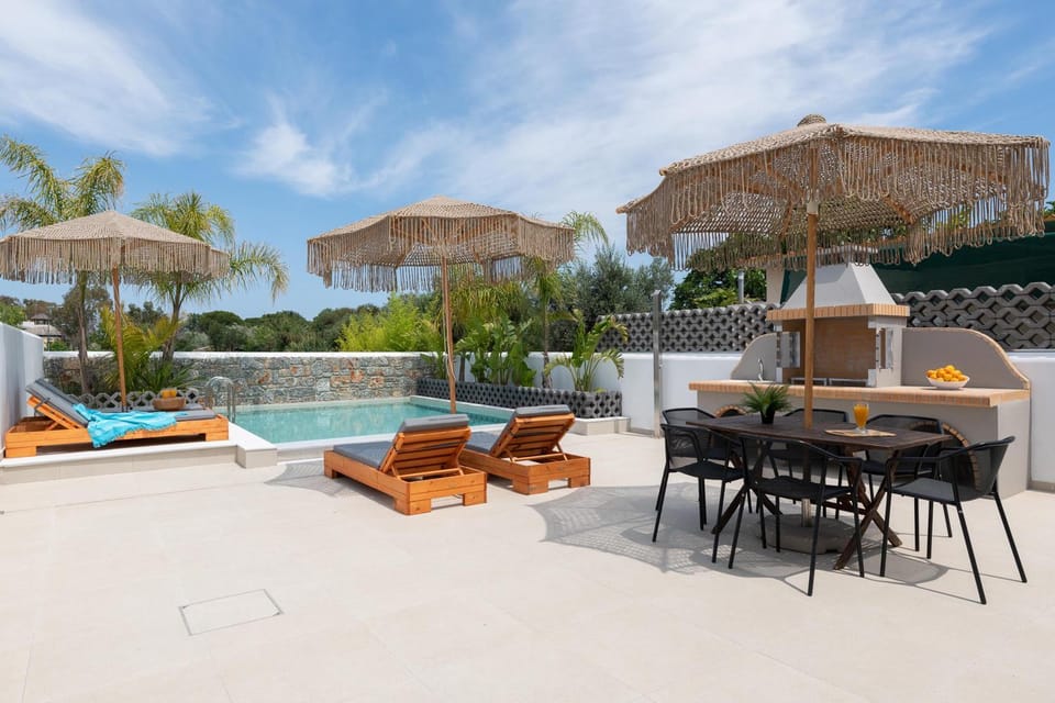 Swimming pool, sunbed