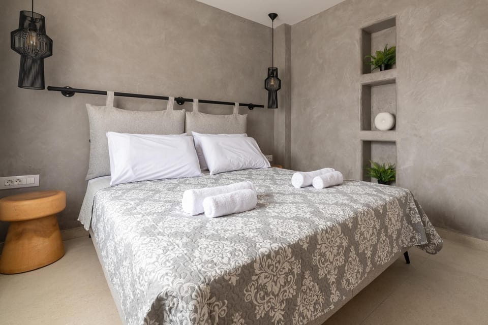 Bed, Bedroom, towels