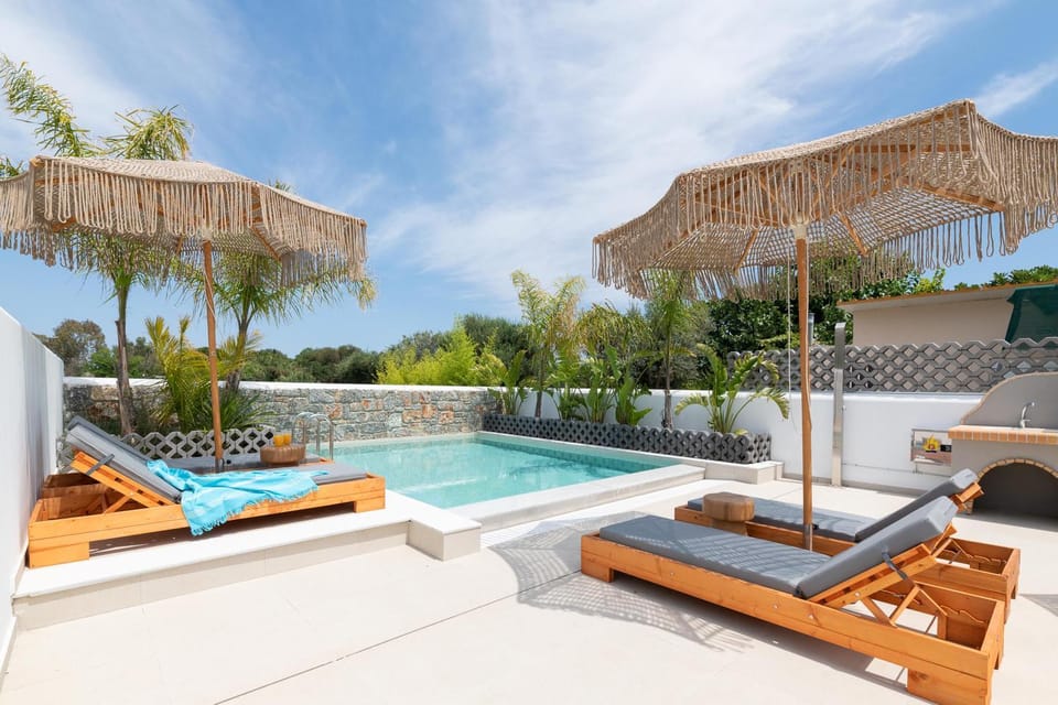 Swimming pool, sunbed