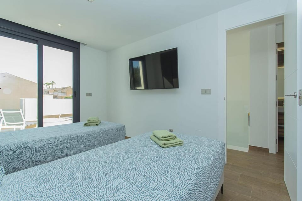 Bed, TV and multimedia, Photo of the whole room, Bedroom, towels