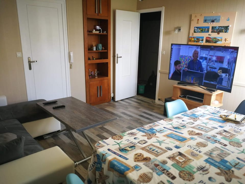 Bed, TV and multimedia, Living room, Seating area