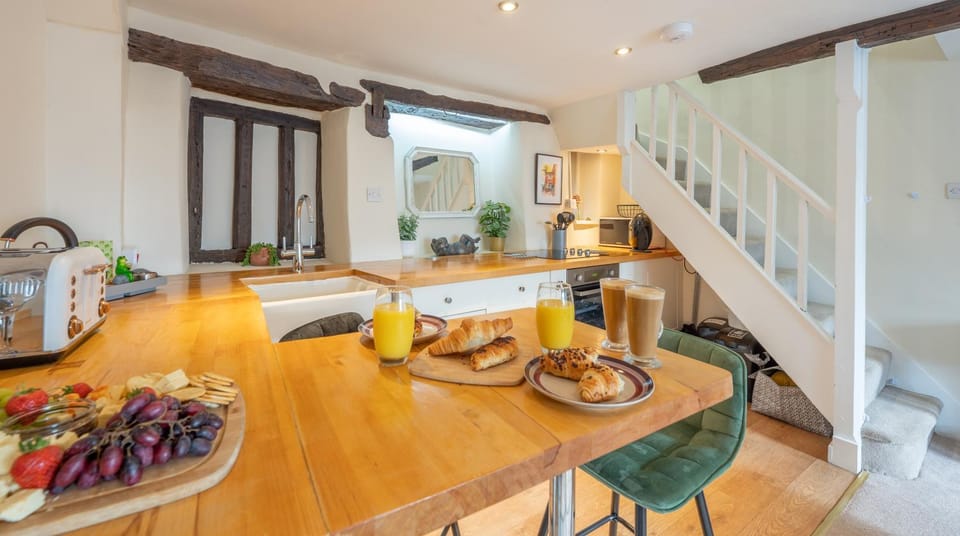 Wee Toad Hole Heart of Kendal - Cottage sleeps 4-6 - Dogs Welcome House in England
