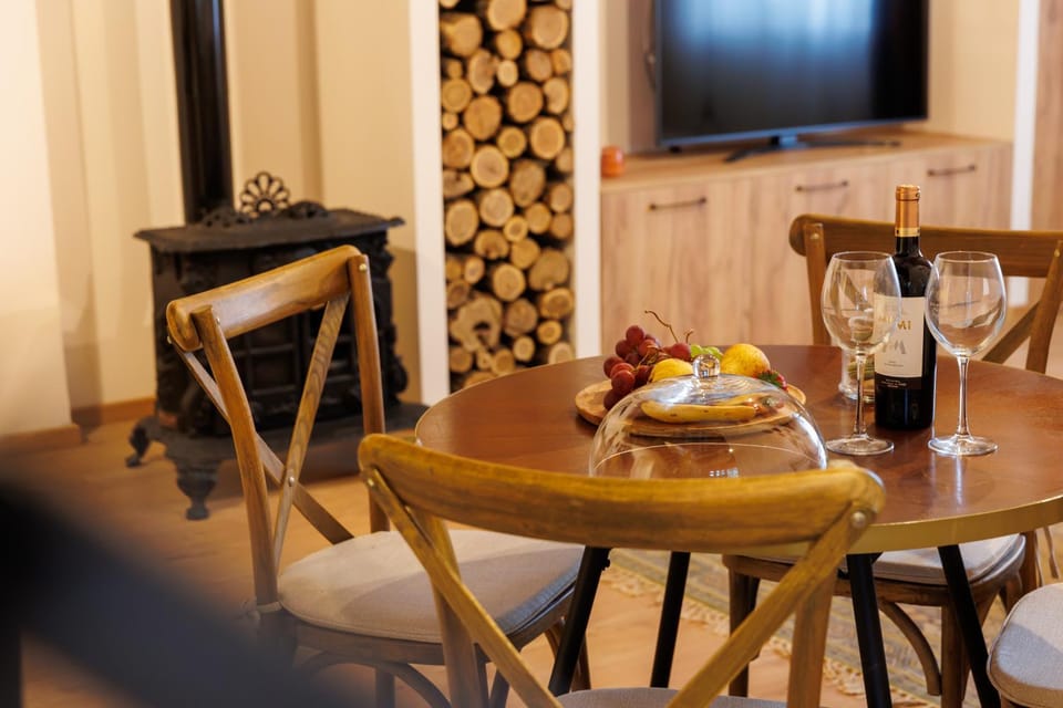 TV and multimedia, Living room, Food and drinks, Seating area, Dining area
