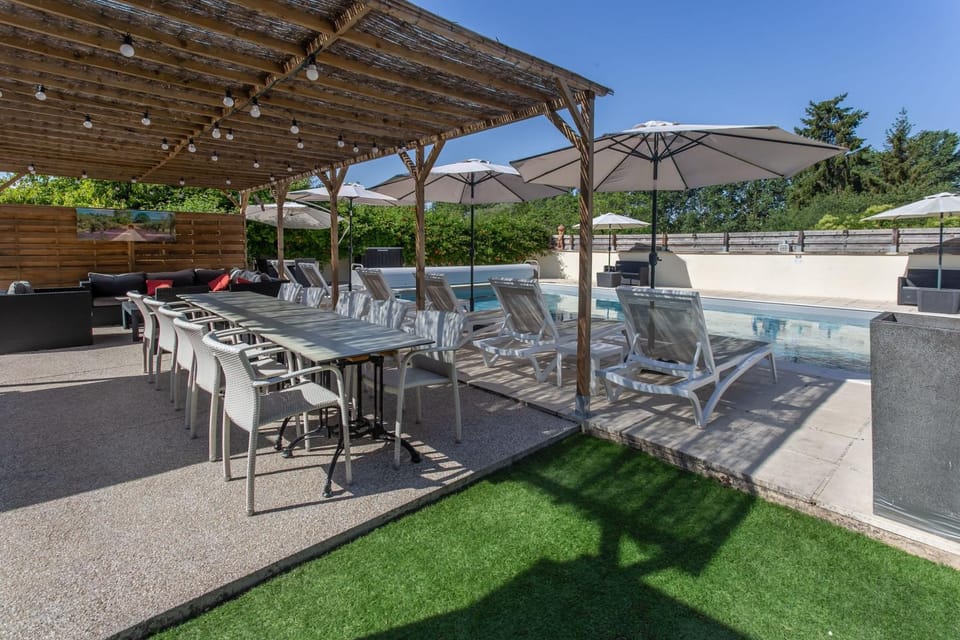 Property building, Balcony/Terrace, Living room, Swimming pool