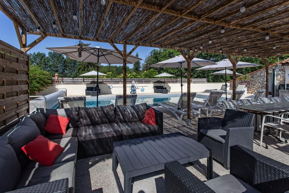 Property building, Balcony/Terrace, Living room, Swimming pool