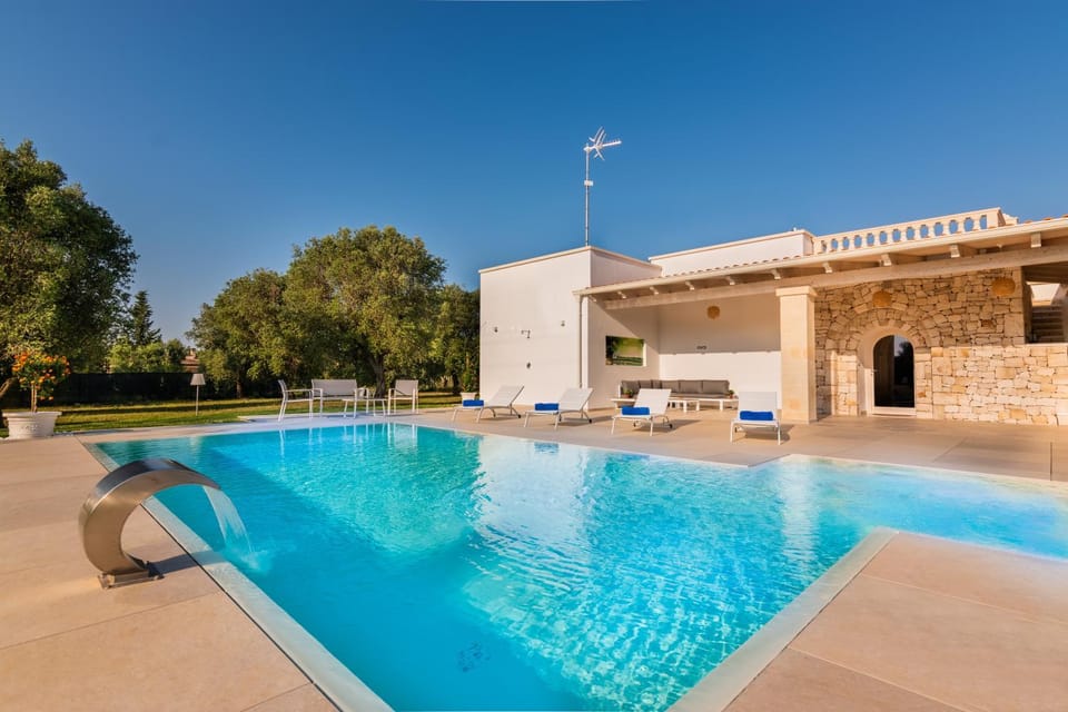 Property building, Hot Tub, Pool view, Swimming pool, sunbed