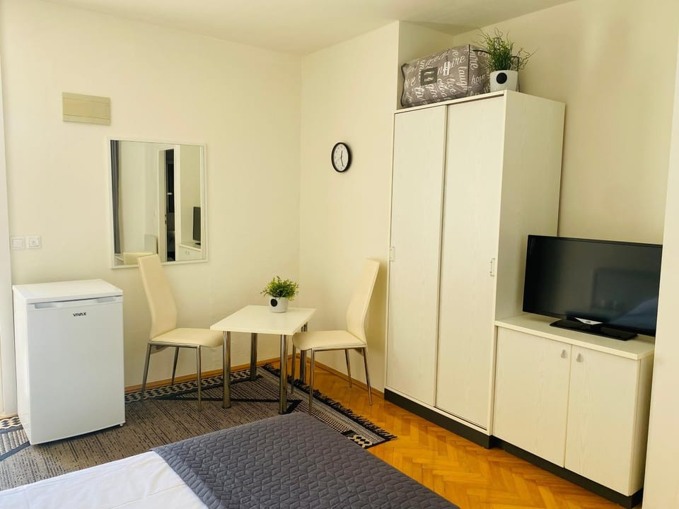 TV and multimedia, Seating area, Dining area, hair dresser, oven