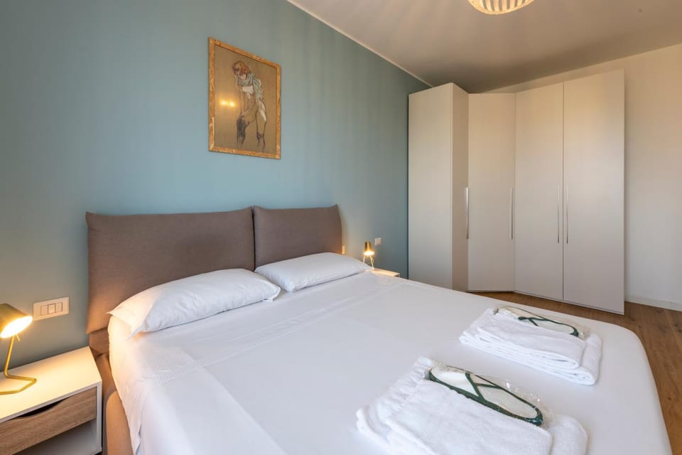 Bed, Photo of the whole room, Bedroom, towels, wardrobe