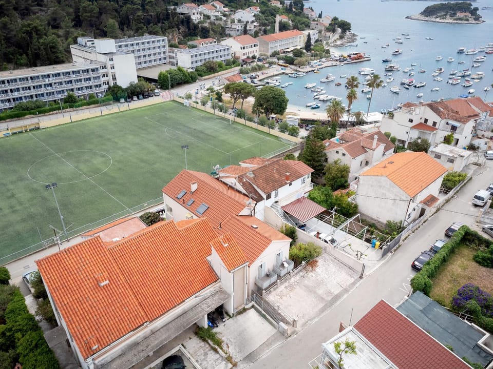 Property building, Day, Neighbourhood, Natural landscape, Bird's eye view, City view, Sea view, Street view, Location